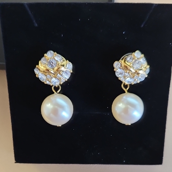 Jewelry - Elegant Gold and Pearl Drop Earrings